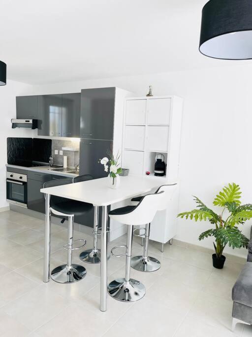 Maison 4 Personnes Avec Jacuzzi Marignane Luaran gambar